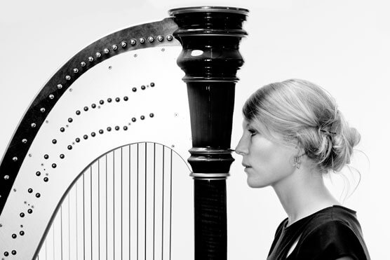 Gerda Carola Gabriel mit Harfe